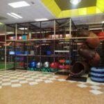 Parque infantil de interior con tiwster y donut glider instalado en Andalucía