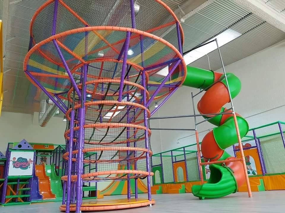 Parque con Spyder tower y tobogan twister
