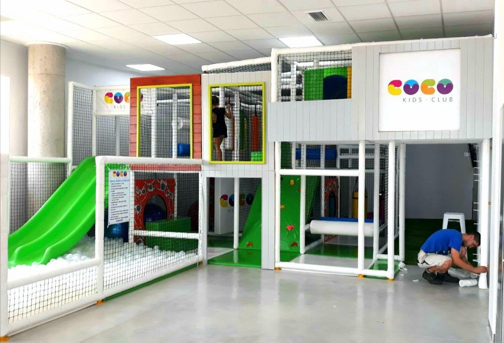 Parque infantil moderno de lineas sencillas blanco con tematización