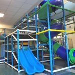 Parque infantil de interior con tobogán desde el primer piso, instalado en Estados Unidos por Multiplay