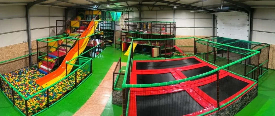 Grande parque infantil interior num centro de diversões fabricado pela Multiplay